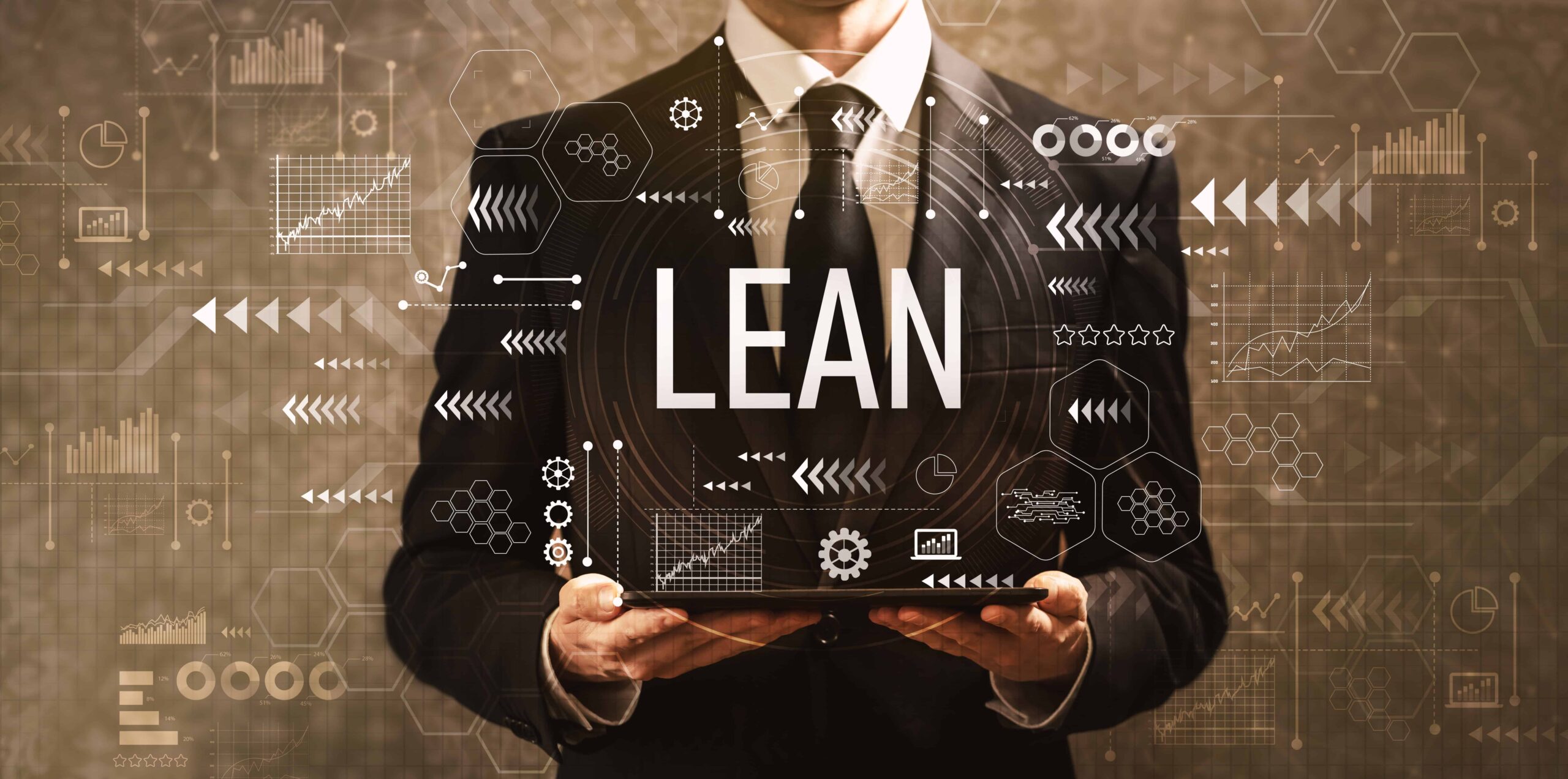 Businessmann mit Tablet – Visualisierung von Lean-Management, Prozessoptimierung, Effizienz und digitalen Analyse-Daten